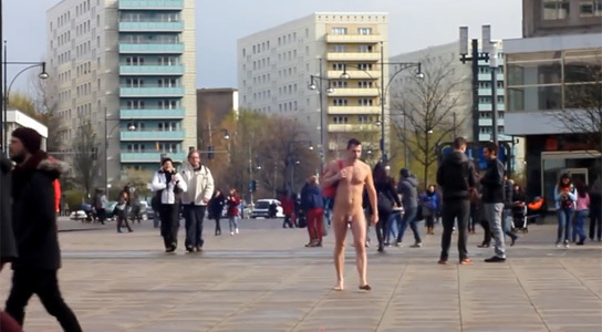 Urban Nudism - Ein nackter Grieche in Berlin